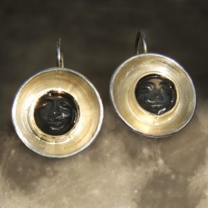 Ohrringe aus Silber mit Goldfassung und Mondsteinen